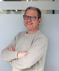 Antonio Fernández, técnico especializado en la legalización de bajas de automóviles en Pamplona
